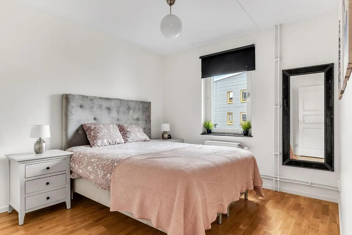 Spacious Apartment Close To Stockholm City & Mall