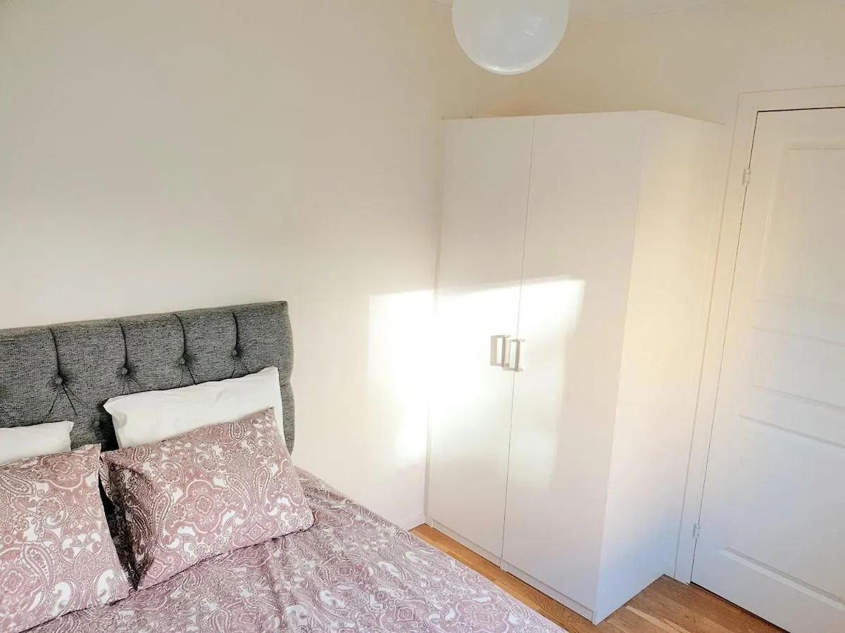 Spacious Apartment Close To Stockholm City & Mall