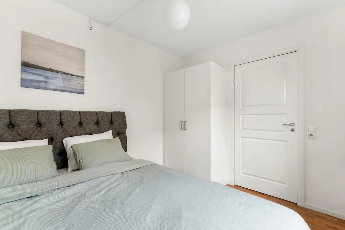 Spacious Apartment Close To Stockholm City & Mall